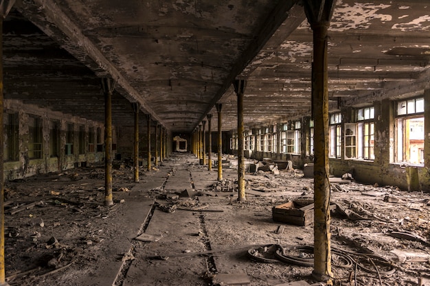 Vernietigde productiewinkel in de oude fabriek.