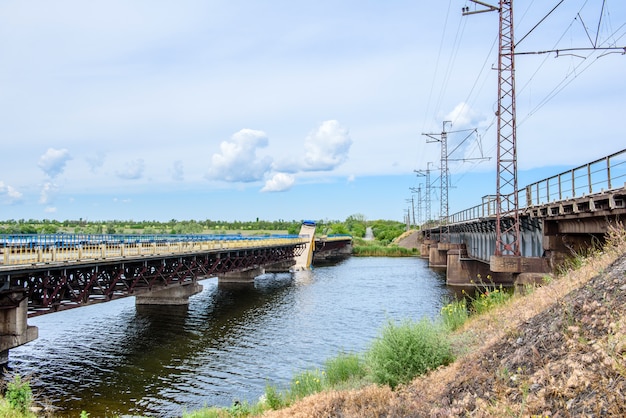 Vernietiging van brugconstructies over de rivier