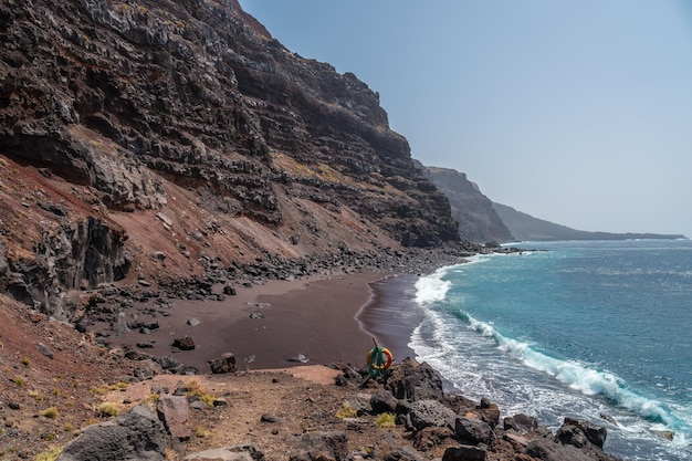 Verodal Beach красивые вулканические камни на побережье острова Эль Йерро Канарские острова