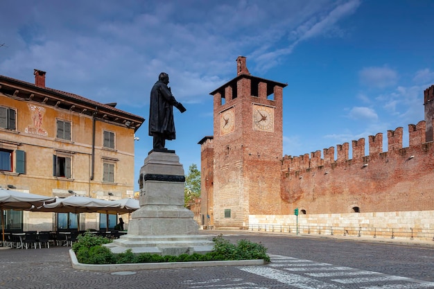 Verona is een stad aan de rivier de Adige in Veneto, Italië