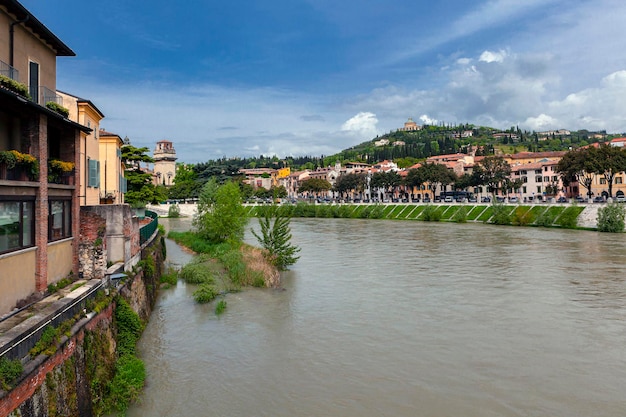 Verona is een stad aan de rivier de Adige in Veneto, Italië