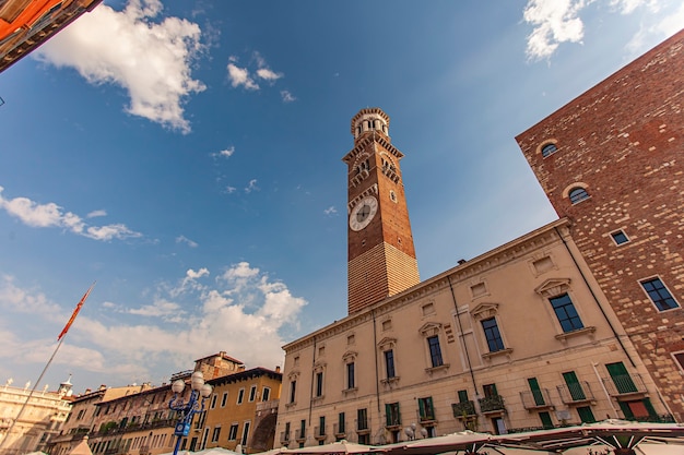 VERONA, ITALI 10 SEPTEMBER 2020: Piazza delle Erbe en Lamberti-toren in Verona in Italië