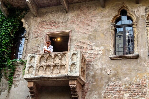 Verona Italië 8 augustus 2013 Vrouw op een Julliet39s balkon