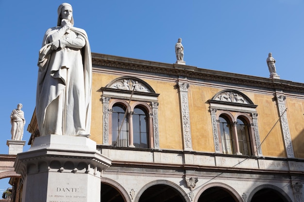 Verona Italië Dante Alighieri standbeeld beroemde dichter oude sculptuur