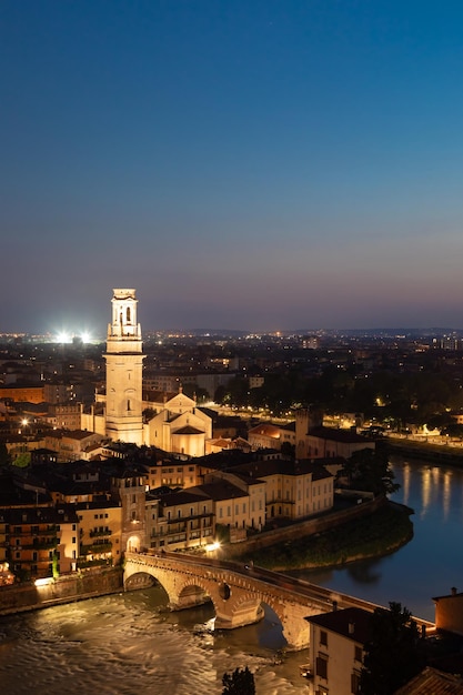 Verona Italië juni 2022 panorama 's nachts Verlicht stadsgezicht met schilderachtige brug