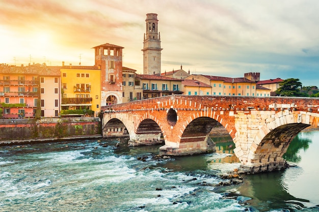 Verona, Italië. Prachtig uitzicht op de brug Ponte di Pietra en oude gebouwen aan de rivier de Adige