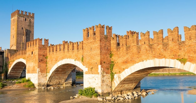 ヴェローナ イタリア アディジェ川のカステルヴェッキオ橋 日の出の古い城の観光