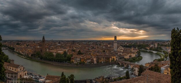 Foto il tramonto di verona