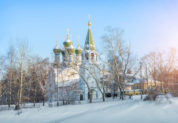 Veronderstelling kerk in nizhny novgorod op een heuvel