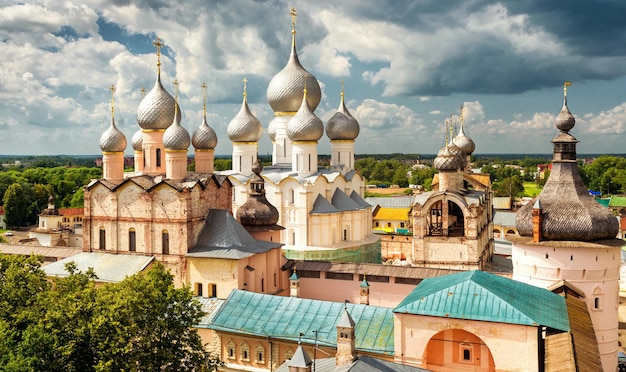 Veronderstellingskathedraal en kerk van de Verrijzenis in het Kremlin van Rostov