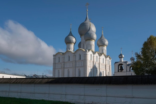 Veronderstellingskathedraal van het Rostov Kremlin op een zonnige dag Rostov Veliky Yaroslavl regio Rusland