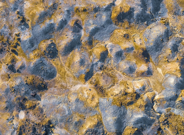 Verontreinigd oppervlak van steenhopen bij verlaten pyrietmijn in luchtfoto van Cyprus direct erboven