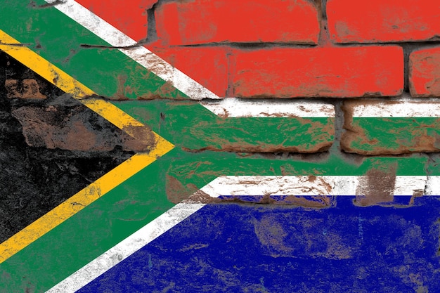 Verontruste oude vlag van Zuid-Afrika op een bakstenen structurele betonnen muur