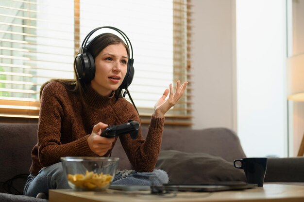 Verontwaardigde jonge vrouw die teleurgesteld is omdat ze online videogames heeft verloren