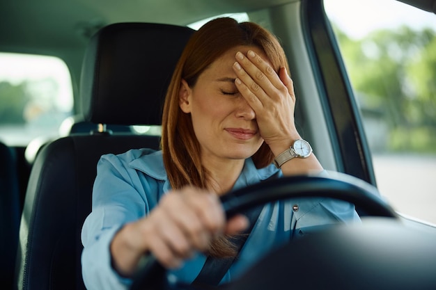 Verontwaardigde vrouw achter het stuur van een auto.
