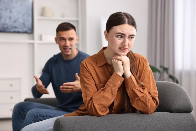 Verontwaardigde vrouw die haar man thuis negeert selectieve focus