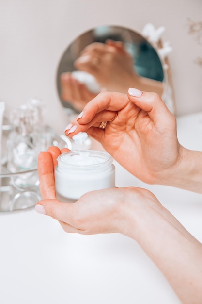 Verpakken van cosmetica in handen