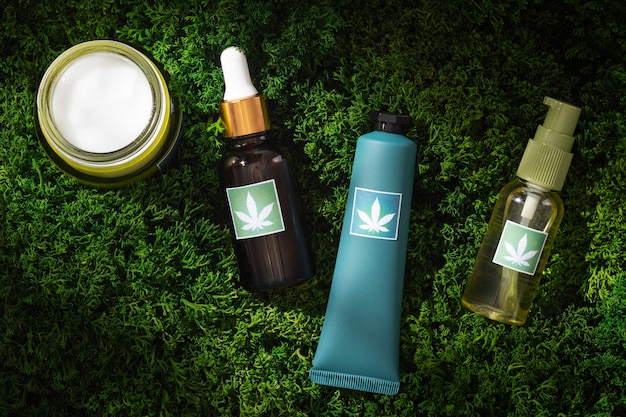 Verpakking van cosmetische producten met een motief van marihuanabladeren