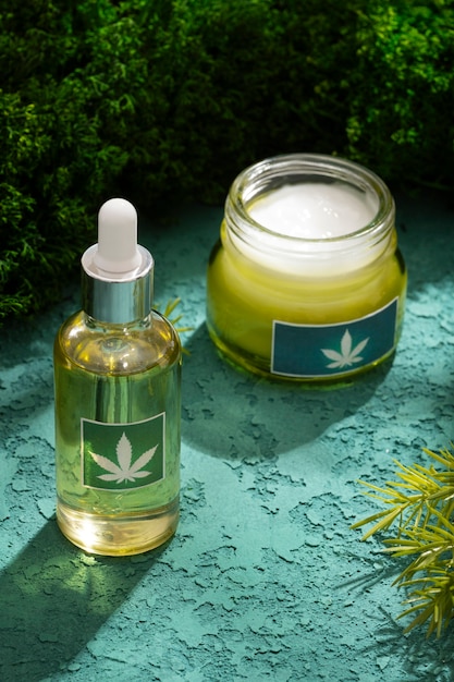 Verpakking van cosmetische producten met een motief van marihuanabladeren