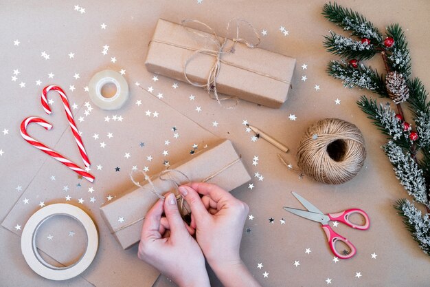 Verpakking van kerstcadeaus in kraftpapier, handgemaakt.