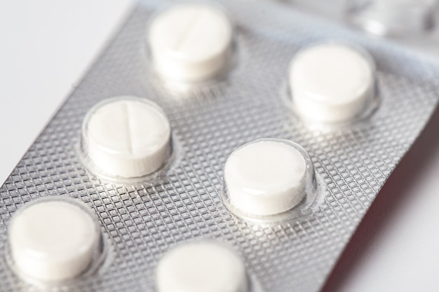 Verpakking van witte tabletten, Verpakkingen van witte pillen verpakt in blisters, gezondheid