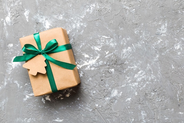 Verpakt kerstmis of ander met de hand gemaakt cadeau voor de feestdagen in papier met gekleurd lint Huidige doosdecoratie van cadeau op kleurrijk tafelblad met kopieerruimte