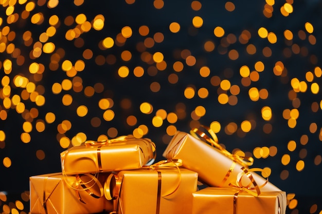 Verpakte kerstcadeaus op gouden lichten bokeh