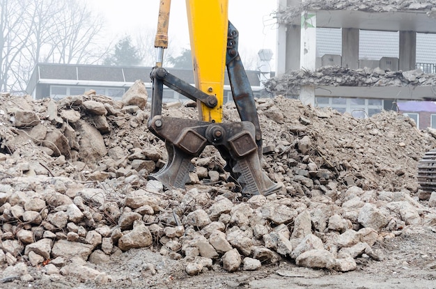 Foto verplaatsing van gekapte aarde op de bouwplaats