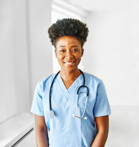Verpleegkundige arts senior zorg verzorger hulp assistentie bejaardentehuis verpleging oudere vrouw gezondheidsondersteuning afro-amerikaanse zwarte portret arts