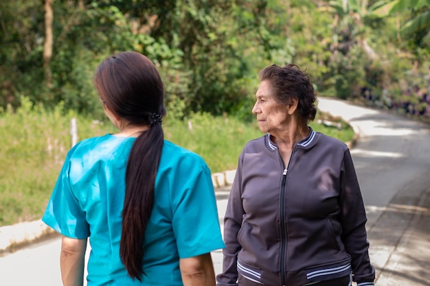 Verpleegkundige begeleidt een oudere vrouw bij haar dagelijkse oefeningsroutine om haar gezondheid en welzijn te verbeteren