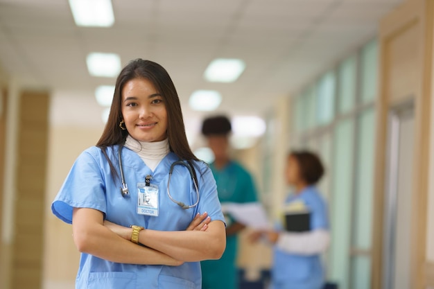 Verpleegkundige en doktersteam klaar voor werkdag