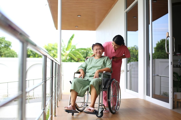 Verpleegkundige en senior patiënt in een rolstoel