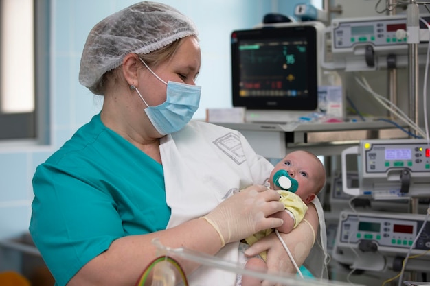 Verpleegkundige met een baby op de intensive care Pasgeboren baby in het ziekenhuis