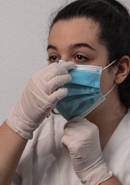 Verpleegkundige met een masker ter bestrijding van het coronavirus