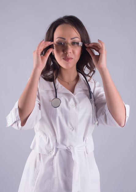 Verpleegkundige met stethoscoop en bril