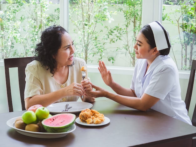 Verpleegkundigen mogen ouderen geen gebraden kip eten.