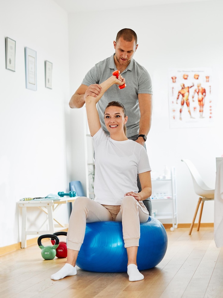 Foto verpleegster arts vrouw vrouwelijke zorg oefening fysiotherapie uitoefening hulp assistentie fysiotherapie strech band kliniek therapeut patiënt uitrekken