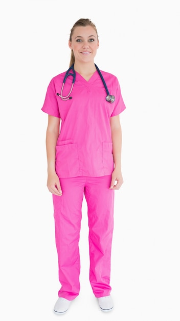 Verpleegster die roze scrubs draagt