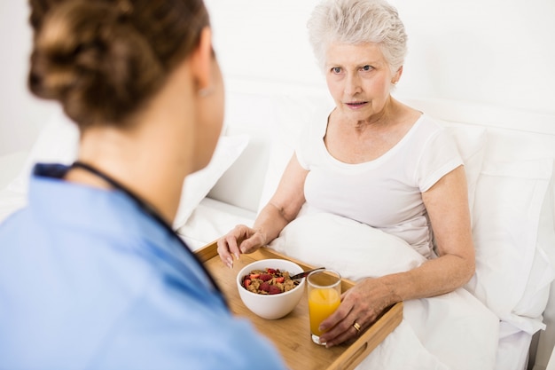 Verpleegster die thuis voor lijdende hogere patiënt zorgt