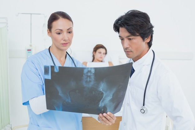 Verpleegster en arts met röntgenstraal