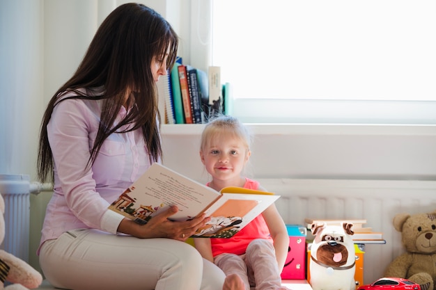 Verpleegster en meisje in de kleuterschool