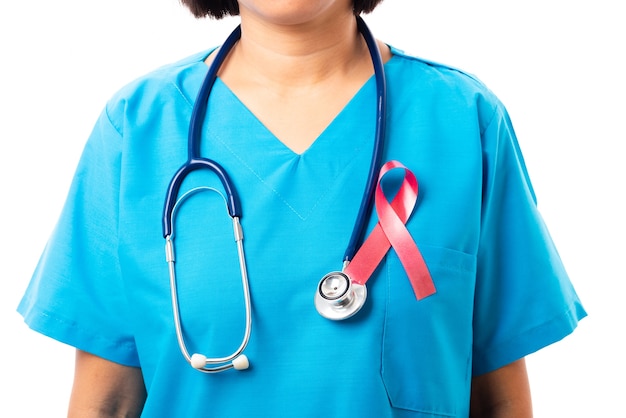 Verpleegster in kliniekuniform met lint voor hiv aids-voorlichting