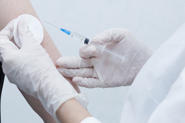 Verpleegster maakt een vaccin voor een patiënt