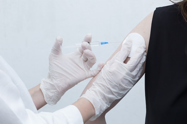 Verpleegster maakt een vaccin voor een patiënt