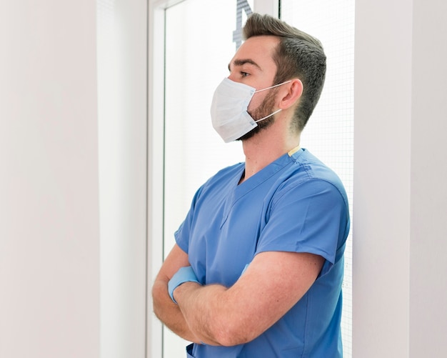 Verpleger die handschoenen en masker draagt