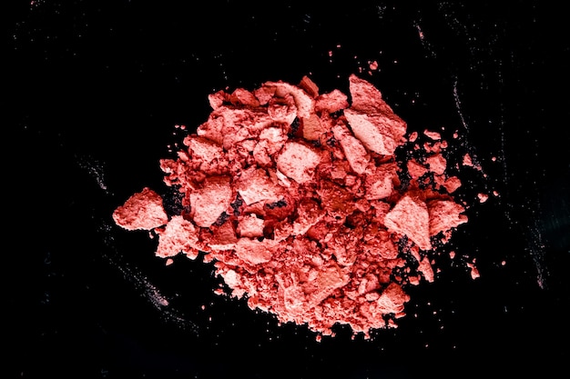 Verpletterde cosmetica minerale organische oogschaduw blush en cosmetische poeder geïsoleerd op zwarte achtergrond m...