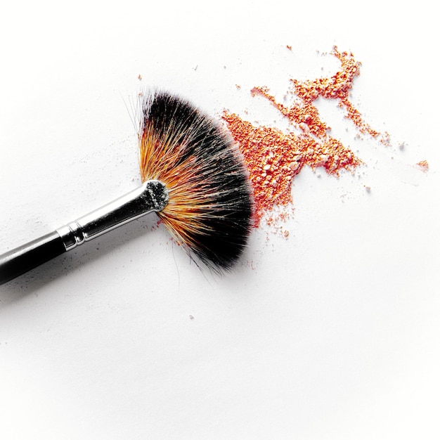 Verpletterde make-upproducten schoonheid en cosmetica gestileerd concept