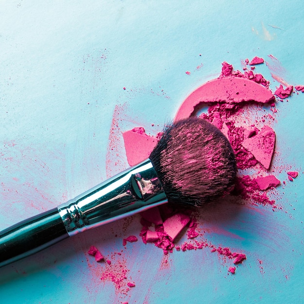 Verpletterde make-upproducten schoonheid en cosmetica gestileerd concept