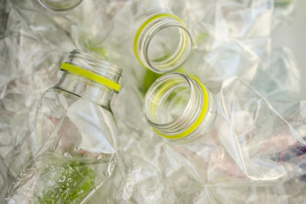 Verpletterde plastic flessen voor het recyclen van abstracte achtergrond