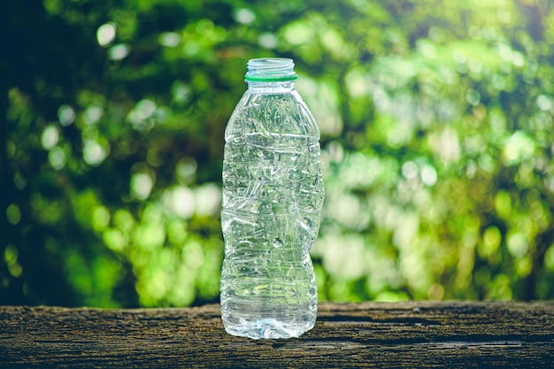 Verpletterend gebruikte een plastic fles op oude houten lijst